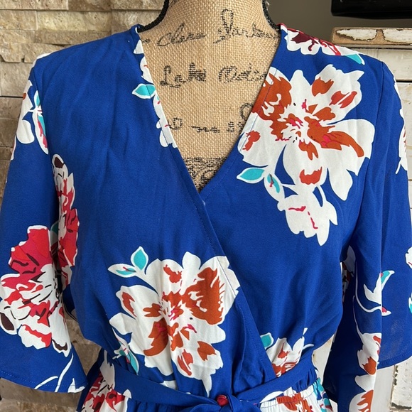 Summer blue and floral v-neck short romper half flare sleeve jumpsuit waist tie - Picture 4 of 16